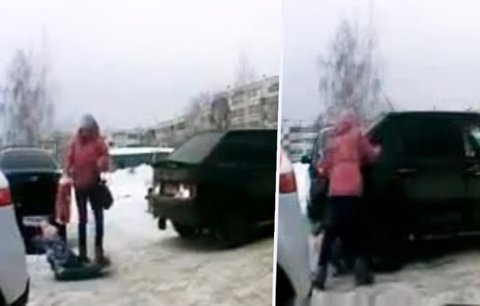 Šílená matka nechala přejet vlastní dítě: Odtáhla ho přímo pod kola auta