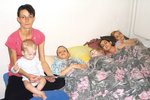 Děti na fotce (zleva):  Maxim (na klíně matky 9 měsíců), Nicolas (7), spící Sam (2), nejstarší Sandra (11) a Vanesa (8).