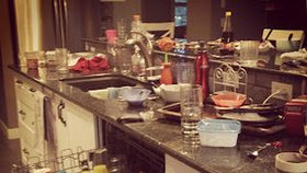 Manželé si myli nádobí jen pro sebe.