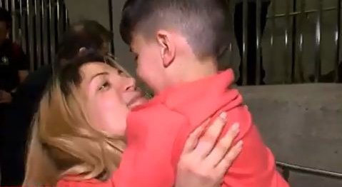 Matka se shledala se svým pětiletým synem, který byl hodiny zadržován na letišti