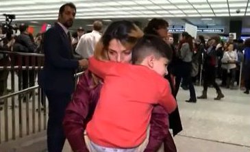 Matka se shledala se svým pětiletým synem, který byl hodiny zadržován na letišti
