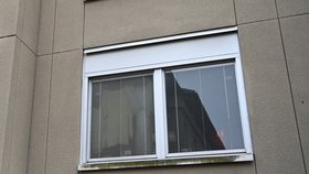 V bytě za tímto oknem prý matka 28 let držela svého syna.