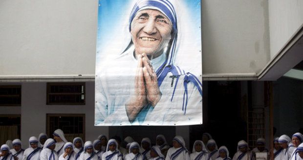 Matka Tereza bude oficiálně svatá. Papež misionářku kanonizuje 4. září 