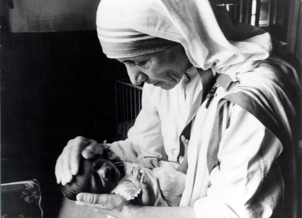 Matka Tereza získala za svou práci Nobelovu cenu. Nový dokument ukazuje její stinné stránky.