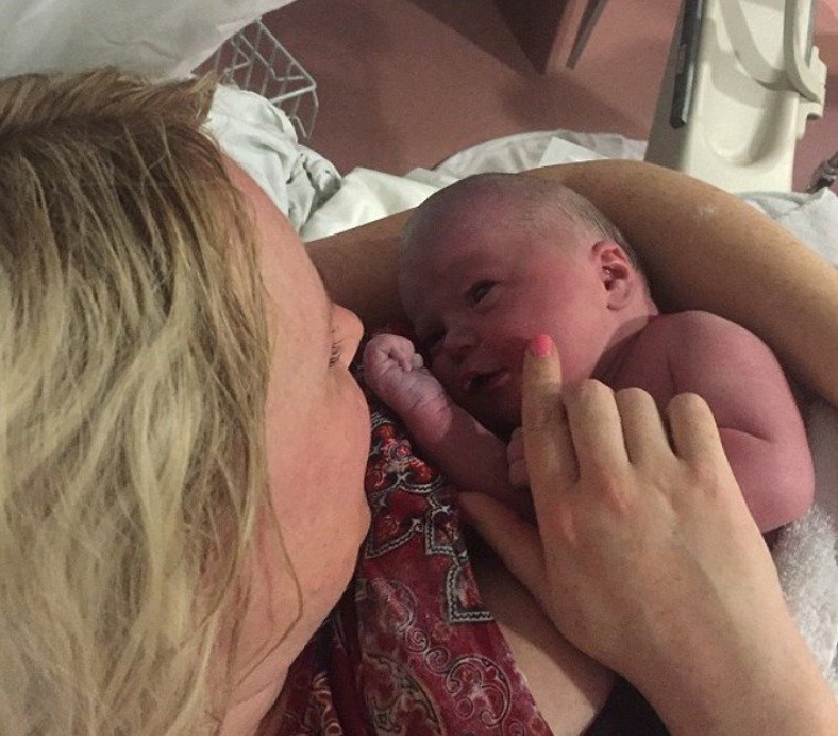 Žena svůj porod vysílala živě přes Facebook: Měla sledovanost víc jak 200 000 diváků.