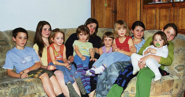 Zdeňka Peterová (39) se svými devíti dětmi. Zleva Marek (11), Karolína (15), Lucka (5), Radka (4), Bára (7), Šárka (6), Pavlína (17), Klára (1) a Iveta (12).