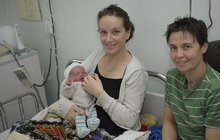 Francie: První miminko roku 2013 má dvě matky!