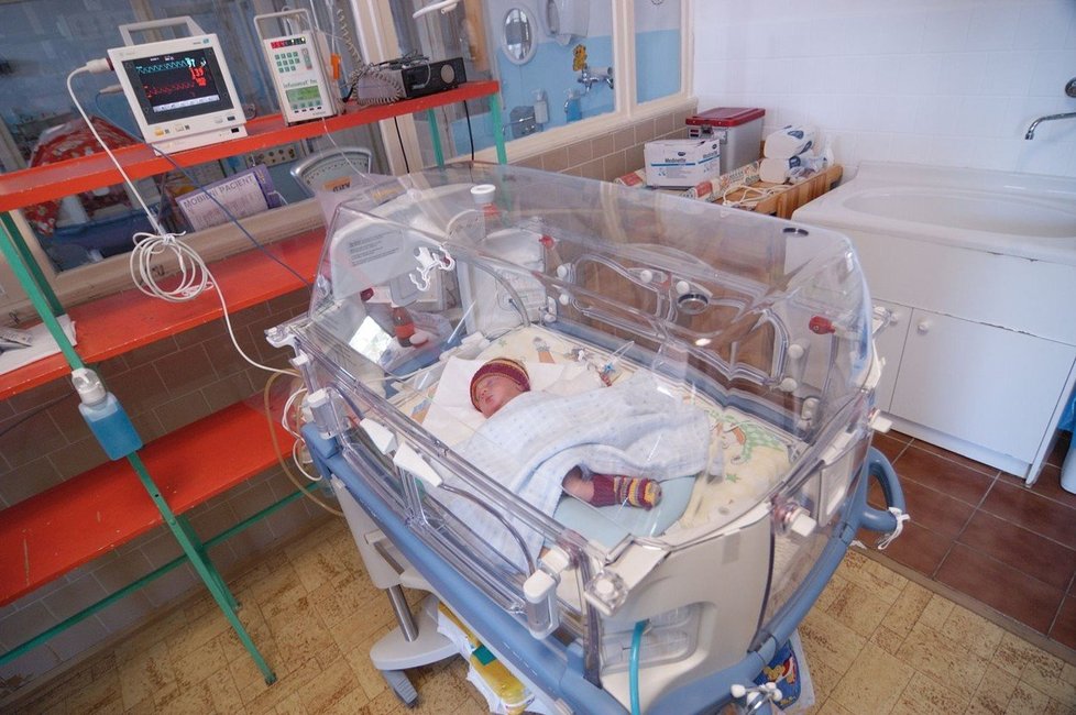 Novorozenec v inkubátoru - ilustrační foto