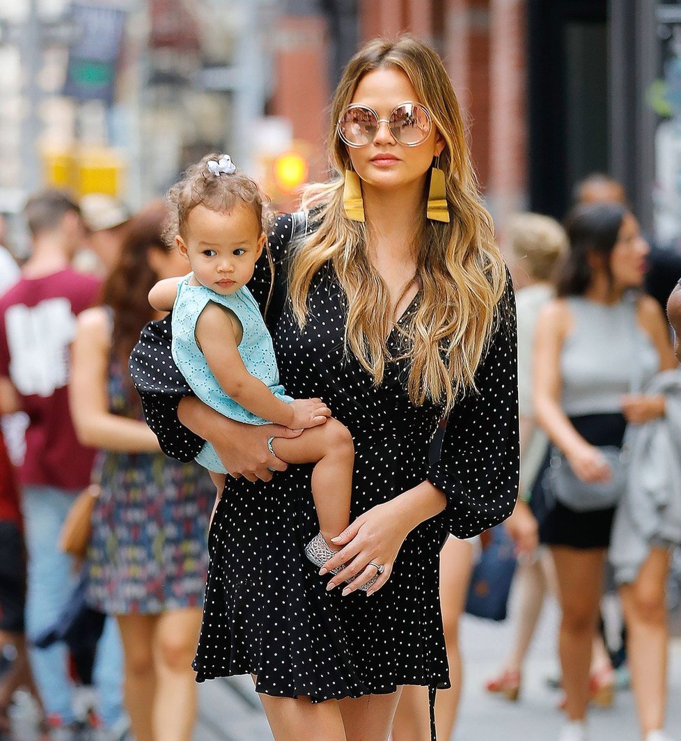 Modelka Chrissy Teigen s dcerou Lunou.