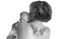 Ženy se nechávají na oslavu kojení tetovat. Hájí kojení na veřejnosti