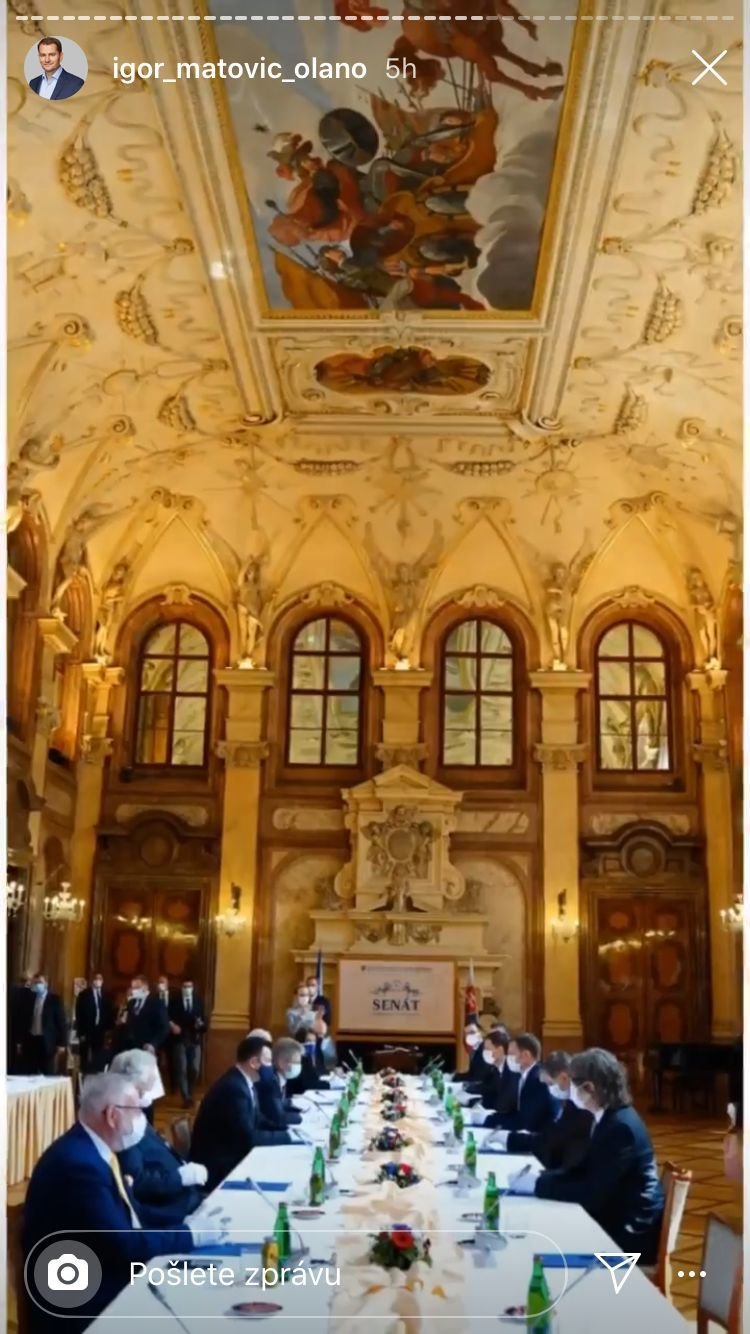Delegace slovenského premiéra Igora Matoviče v českém Senátu. Zatím ještě v rukavicích. Později si je prý oba týmy sundaly