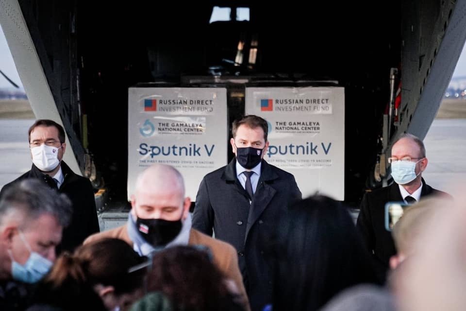 Slovenský premiér Igor Matovič (OĽaNO) na košickém letišti během předání první dodávky ruské vakcíny Sputnik V na Slovensko