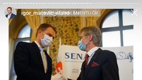 Slovenský premiér Igor Matovič se pozdravil s šéfem Senátu Milošem Vystrčilem a podepsal se také do pamětní knihy Senátu.