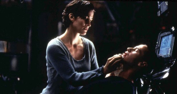Keanu Reeves a Carrie-Anne Mossová ve snímku Matrix.