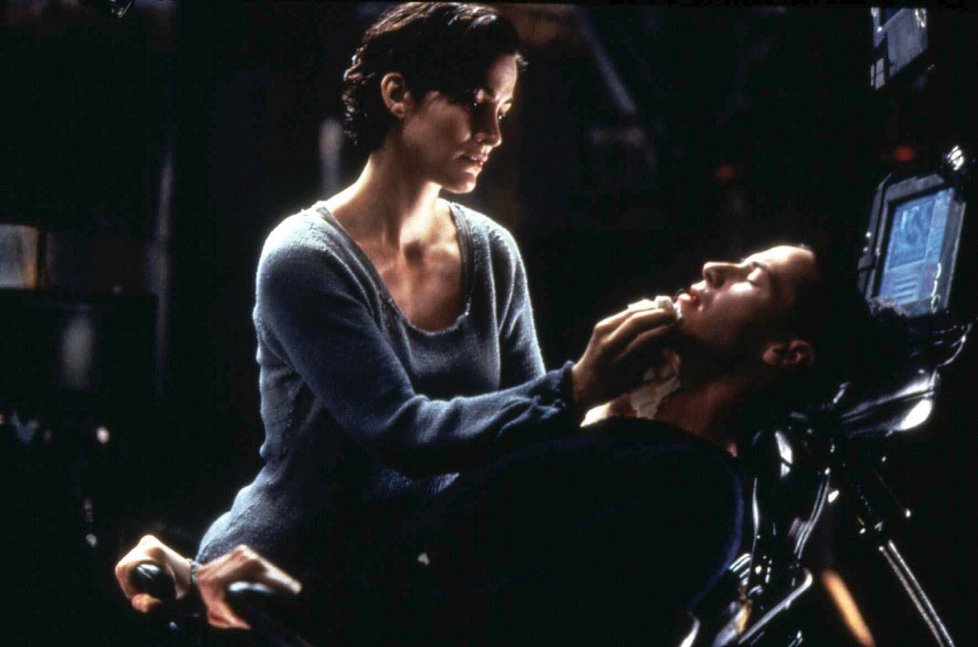 Keanu Reeves a Carrie-Anne Mossová ve snímku Matrix