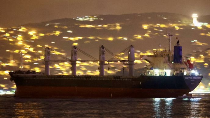 Ruská loď Matros Pozynich, jedna z těch, které podle zjištění BBC vyvezly přes Turecko ukrajinské obilí. Na snímku při plavbě Bosporskou úžinou