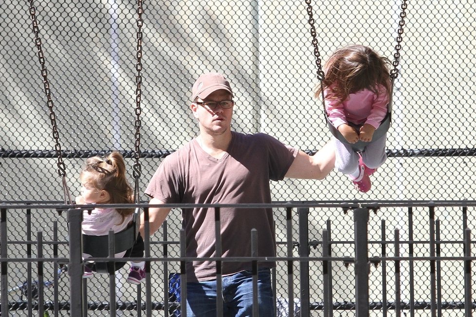 Matt Damon zvládne houpat obě dcery naráz