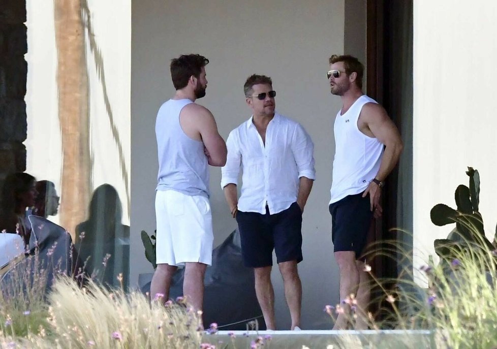 S Damonem přiletěli i jeho kamarádi, slavní bratři Chris a Liam Hemsworthovi.