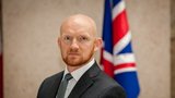 V Praze úřaduje nový britský velvyslanec: Zmínil zlo na Ukrajině, pivaře či Cimrmana a umí i Ř