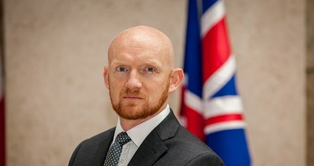 V Praze úřaduje nový britský velvyslanec: Zmínil zlo na Ukrajině, pivaře či Cimrmana a umí i Ř