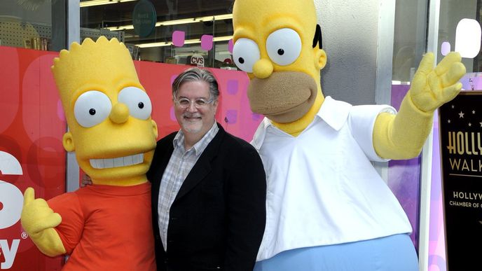Tvůrce Simpsonových pózuje spolu s Homerem a Bartem u své hvězdy na Chodníku slávy