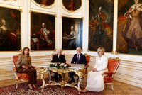 Italský prezident Mattarella s dcerou poprvé v Česku. Eva Pavlová je vítala v bílém kompletu