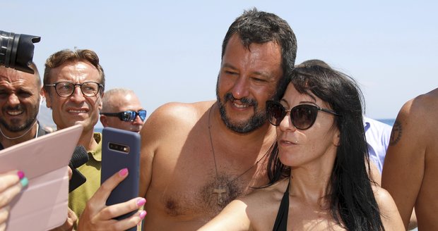 Italský Okamura zneužíval vládní letadla a vrtulníky? Salvini hájí svých 35 letů