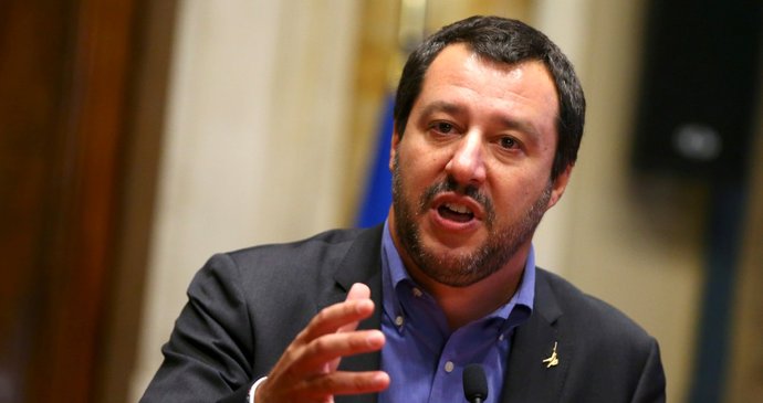 Ministr vnitra Salvini je nyní trestně stíhán pro nezákonné zadržování osob, zneužití pravomoci, zanedbání výkonu úřadu, účelové omezování osobní svobody a nátlak na instituce Evropské unie s cílem vynutit si přerozdělování migrantů.