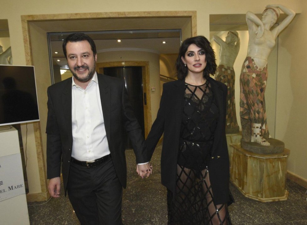 Italská herečka Elisa Isoardiová oznámila rozchod s ministrem vnitra Matteem Salvinim.
