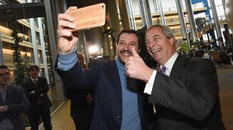 Shrnutí: Nejsilnější v Europarlamentu budou euroskeptici Farage a Salvini, velká koalice ztratila většinu
