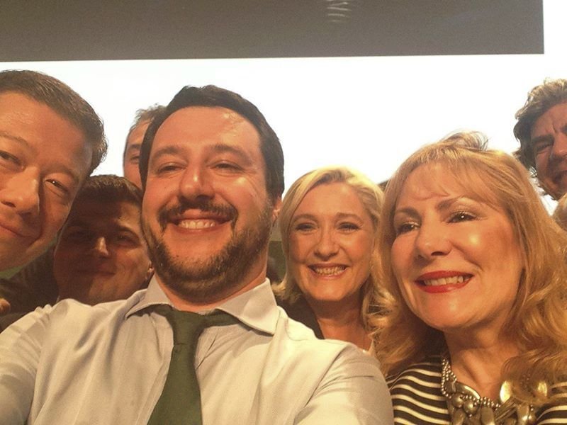 Okamura se nevešel. Společné selfie zástupců protiimigračních stran v čele s Marine Le Penovou či Italem Salvinim z německého Koblenze.