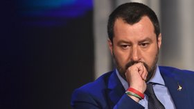 Ministr vnitra a šéf protiimigrační Ligy Matteo Salvini zakázal, aby se běženci v přístavu Trapani  vylodili