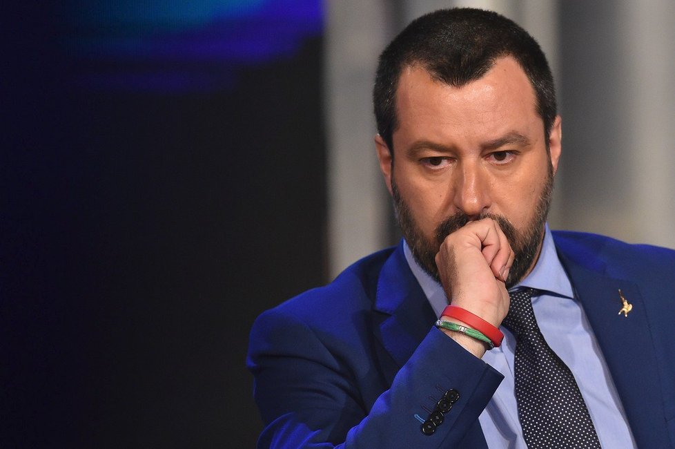 Předseda nacionalistické Ligy Severu Matteo Salvini Salvini prohlásil, že loď Lifeline uvidí Itálii jen na pohlednici a ať si posádka dopraví migranty kamkoli jinam.