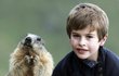 Školák Matteo (8) má na prázdninách zvláštní kumpány, rodinku svišťů z alpského kopce