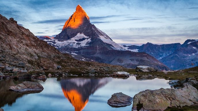 Úchvatná zlatá záře legendární hory Matterhorn