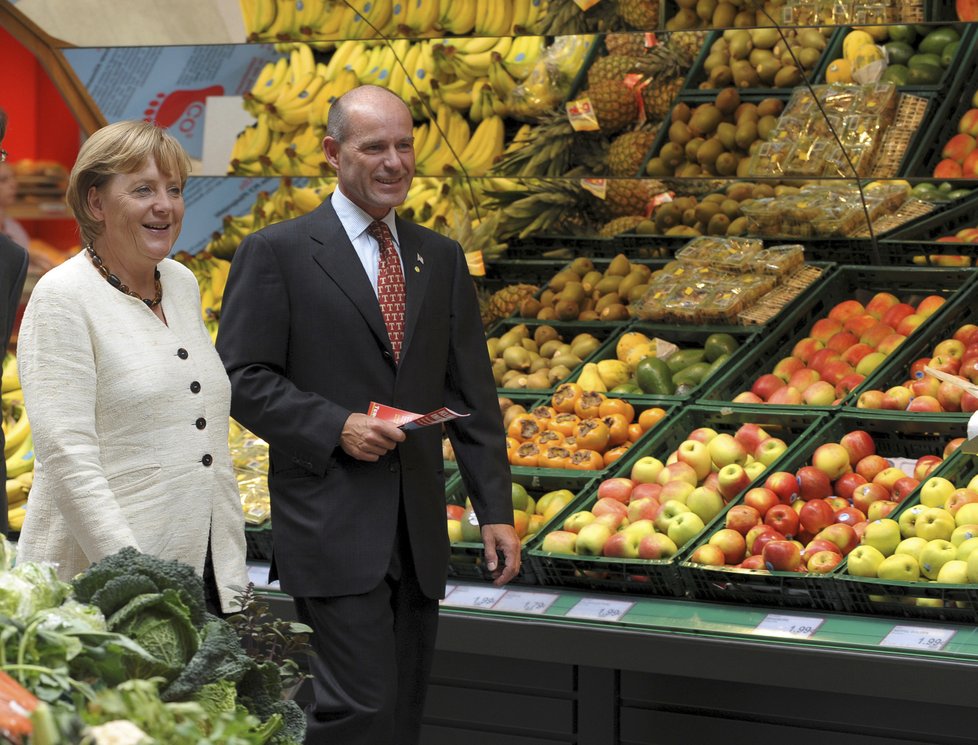 Německý magnát Karl-Erivan Haub s bývalou kancléřkou Angelou Merkel