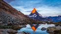 Úchvatná zlatá záře legendární hory Matterhorn