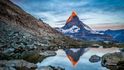Úchvatná zlatá záře legendární hory Matterhorn