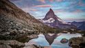 Úchvatná zlatá záře legendární hory Matterhorn