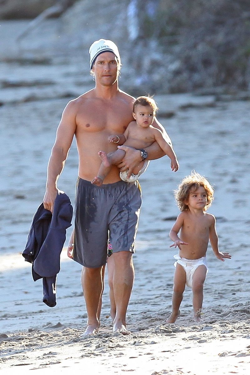 Matthew McConaughey na procházce po pláži s dětma Levi a Vida