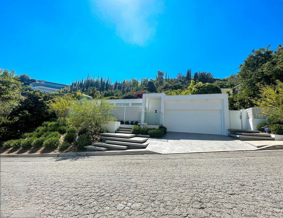 Luxusní dům v Západním Hollywoodu si Matthew Perry koupil letos v květnu.