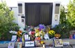 Fanoušci nosí k domu Matthewa Perryho květiny a dárky