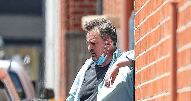 Matthew Perry opět nevypadá dobře, během cesty se málem zhroutil a musel se nadechnout.