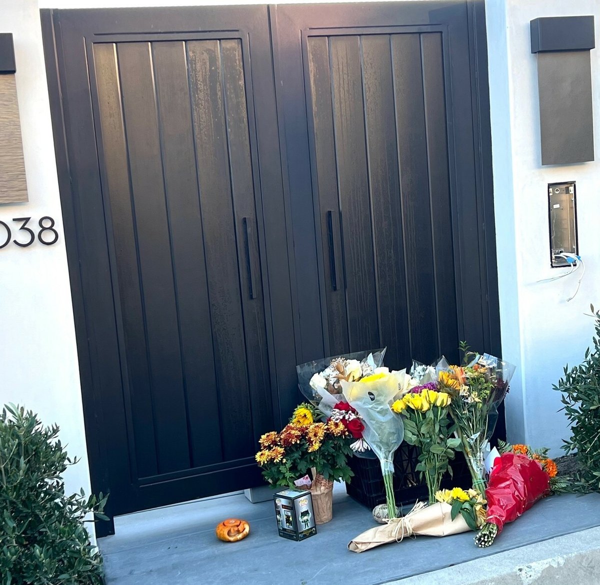 Fanoušci nosí k domu Matthewa Perryho květiny a dárky
