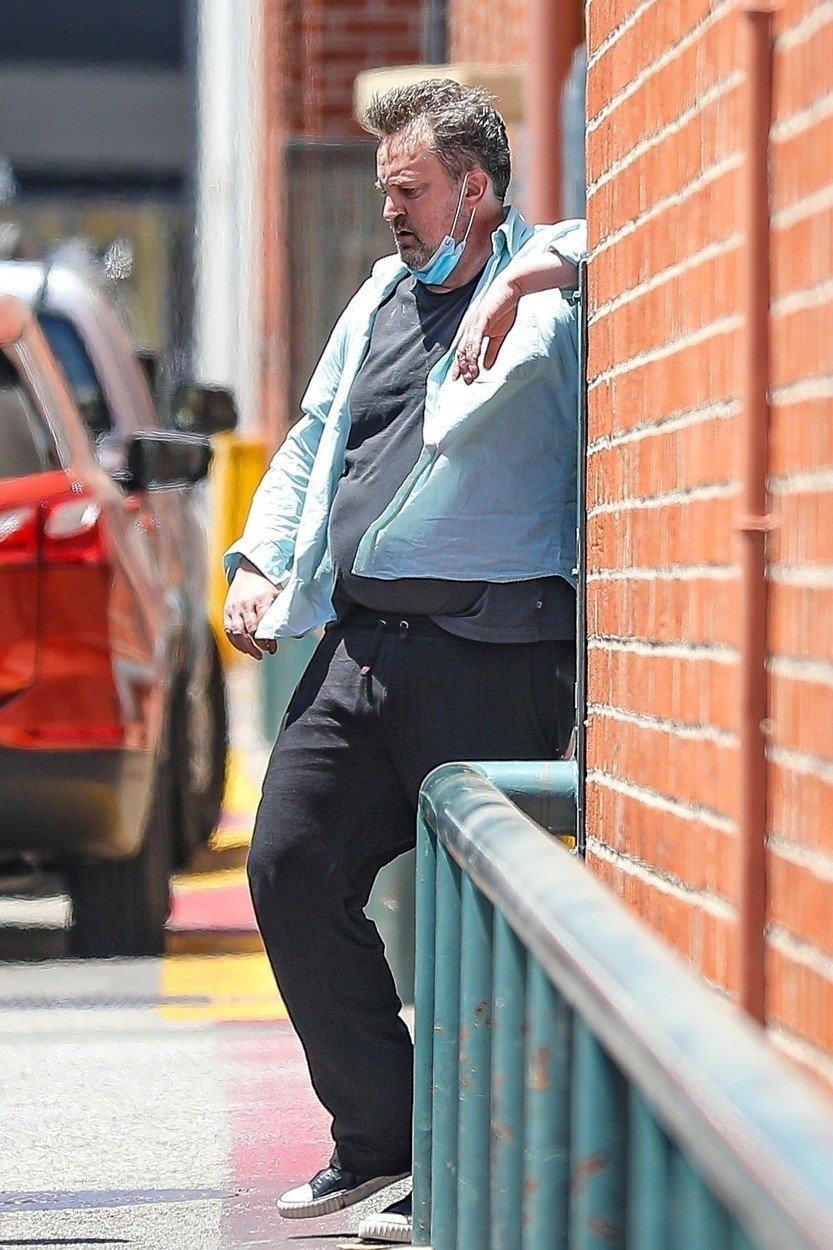 Matthew Perry opět nevypadá dobře, během cesty se málem zhroutil a musel se nadechnout.