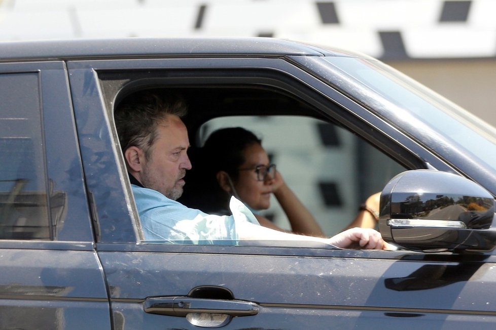 Matthew Perry opět nevypadá dobře, během cesty se málem zhroutil a musel se nadechnout.