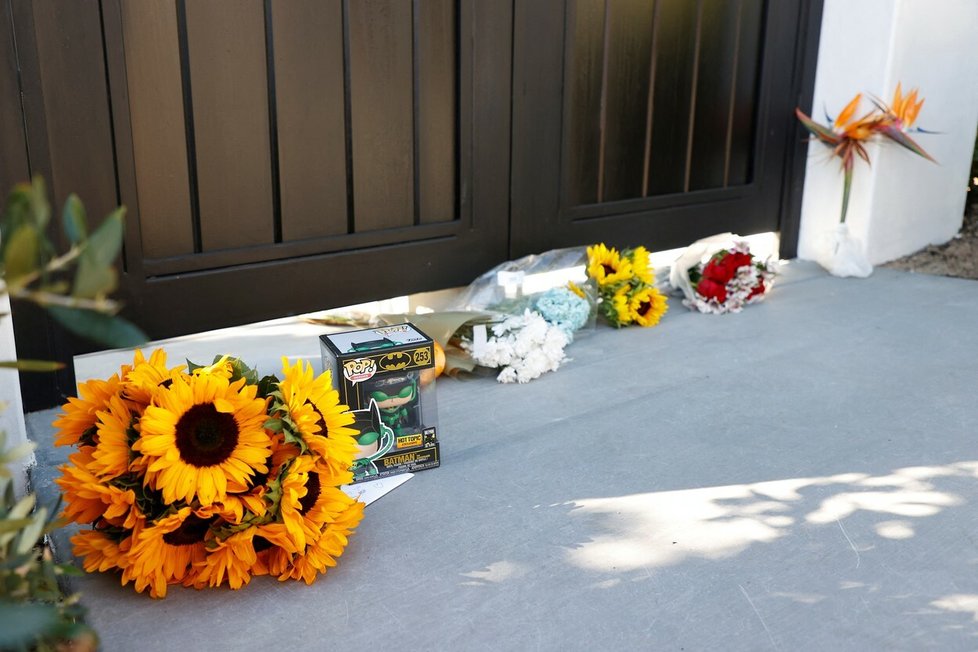 Fanoušci nosí k domu Matthewa Perryho květiny a dárky.