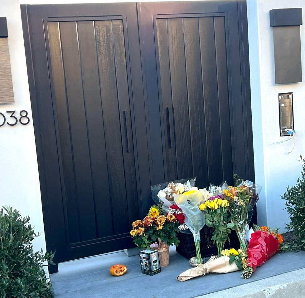 Fanoušci nosí k domu Matthewa Perryho květiny a dárky.