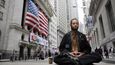 Matthew Schojam, obchodník na newyorské burze, medituje před budovou burzy na Wall Street, 13. listopadu 2006. (Foto Profimedia.cz)