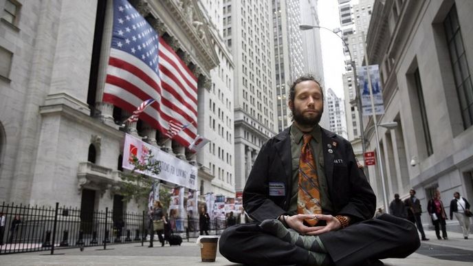 Matthew Schojam, obchodník na newyorské burze, medituje před budovou burzy na Wall Street, 13. listopadu 2006. (Foto Profimedia.cz)